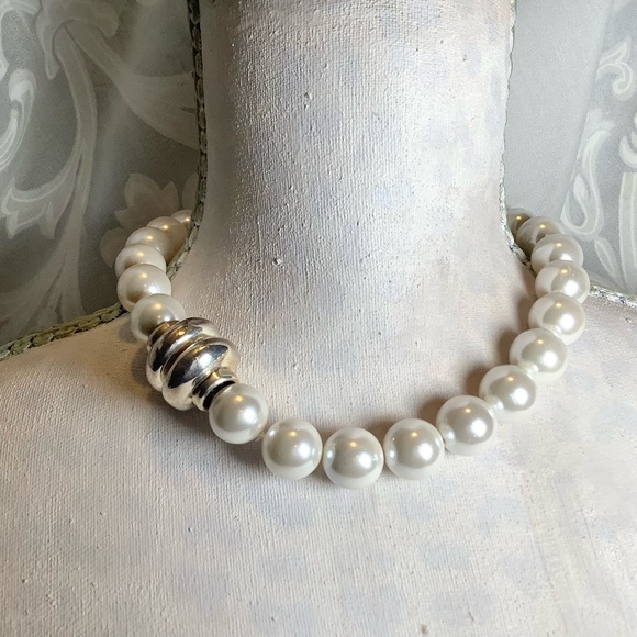 Large Faux Pearl Necklace Magnetic marked Israel 18 In. 6.5 oz. Statement piece - Picture 3 of 7